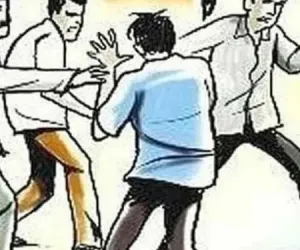 चक्क .....अनुदानाबाबत जाब विचारणाऱ्या शेतकऱ्याला बुटाने मारहाण, शेतकऱ्यांमध्ये संतापाची लाट...... संबंधितावर कडक कारवाईची  