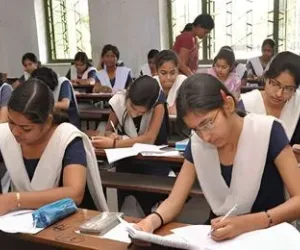 कोचिंग क्लासवाल्या शिक्षकाने फोडले 12 वी चे पेपर , एका विद्यार्थिनीचे मोबाईल जप्त करून चौकशी सुरू ; या प्रकरणाने राज्याच्या शिक्षण क्षेत्रात प्रचंड खळबळ 