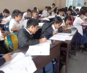 विद्यार्थ्यांच्या यशासाठी बासरीच्या सुरावटीसह शुभेच्छांचा सुवास : ढोरेगाव येथे शिष्यवृत्ती परीक्षार्थींचे  चॉकलेटसह गुलाबपुष्पाने उत्साहपूर्ण स्वागत. 