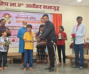बालरंगभूमी परिषदेतर्फे आम्ही नाटक करीत आहोत सादरीकरण संपन्न ; परिषदेचे उपाध्यक्ष प्राचार्य डॉ. हसन इनामदार  व  कोषाध्यक्ष विनोद आघाव यांच्या हस्ते कलाकारांचा सत्कार करण्यात आला 